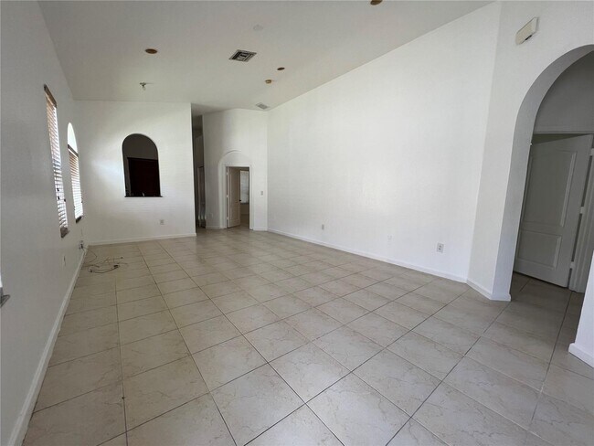 Building Photo - 2315 NE 37th Rd