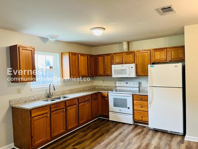 Building Photo - 3 Bed, 2 Bath Home with Off-Street Parking / Pet-Friendly / Coming Soon!