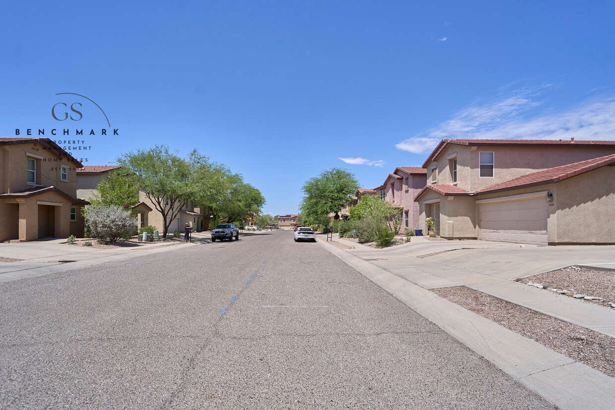 Primary Photo - 4211 E Wading Pond Dr