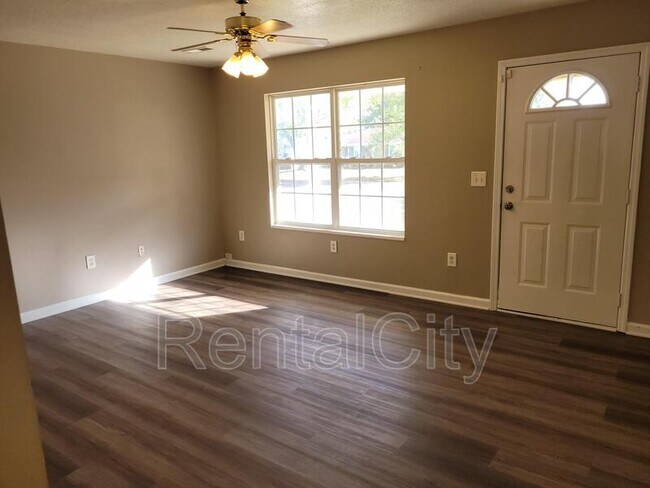 Building Photo - 2711 Hillside Dr