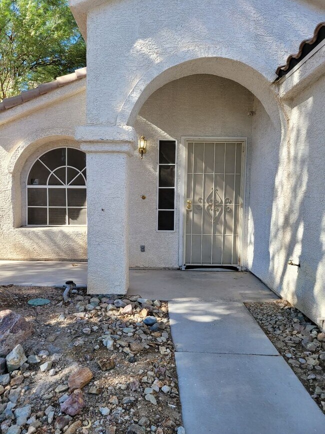 Building Photo - Beautiful Home in Gated Community!