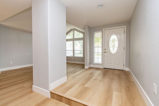 Building Photo - Spacious Family Home