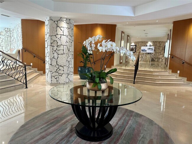 Foto del edificio - 1111 Crandon Blvd