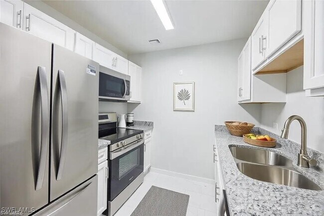 Foto del edificio - 3225 E Riverside Dr