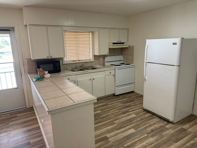 Kitchen - 406 Hialeah Ave