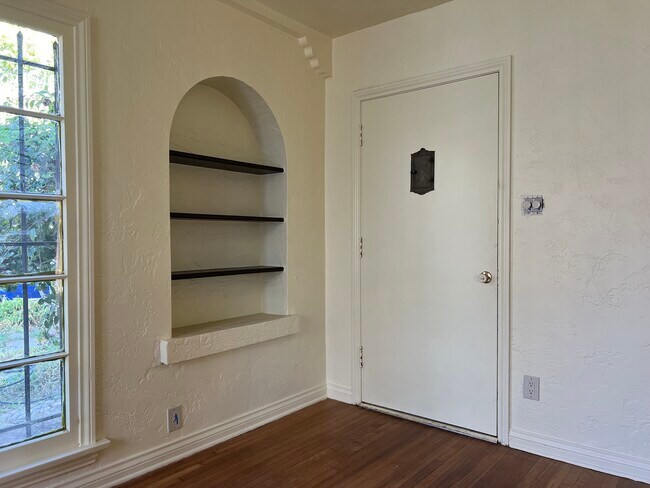 Building Photo - 1293 S Cloverdale Ave