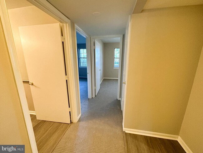Building Photo - 8 Normandy Square Ct
