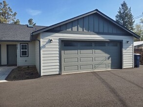 Building Photo - 1545 SW Kalama Ave