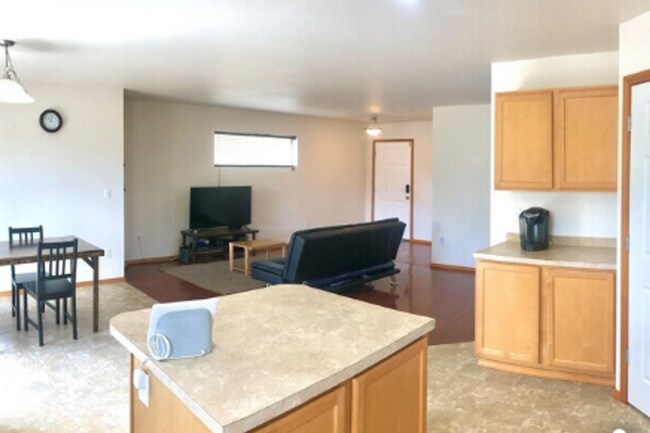 Foto del edificio - Spacious 3BR/2.5BA Home in Oly Schools w/ Open Floor Plan & Private Backyard