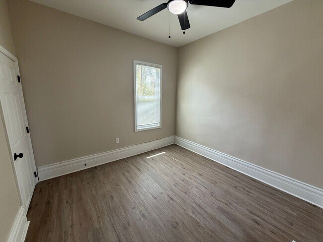 Foto del edificio - Renovated 4-Bedroom Home – We Welcome Sect...