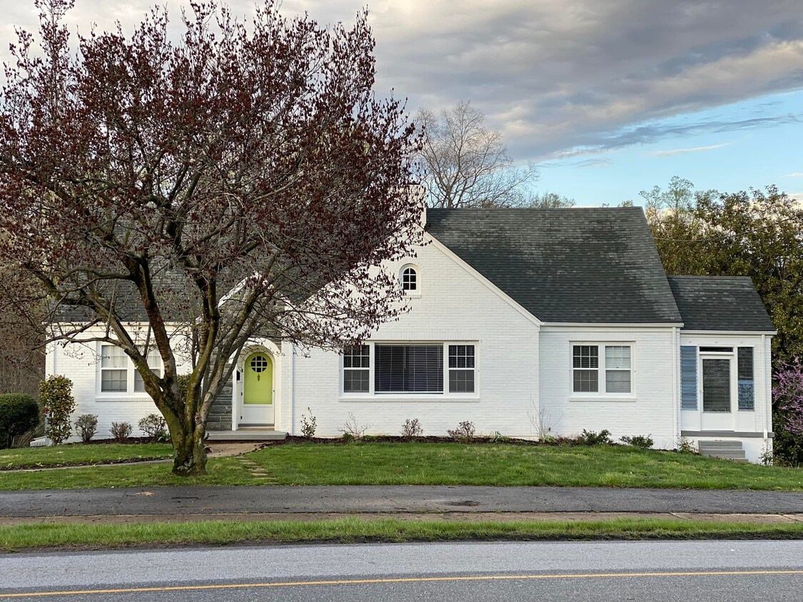 Front of House - 4604 Boonsboro Rd (Lynchburg, VA)