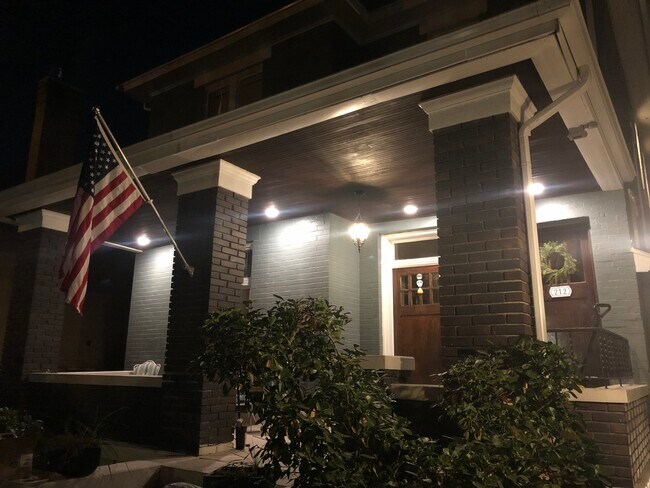 Building Photo - 210 N Canyon Rd