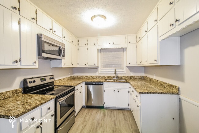 Building Photo - Charming Conyers Home!