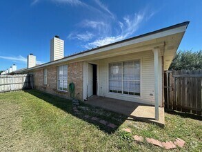 Building Photo - 10100 Valencia Dr