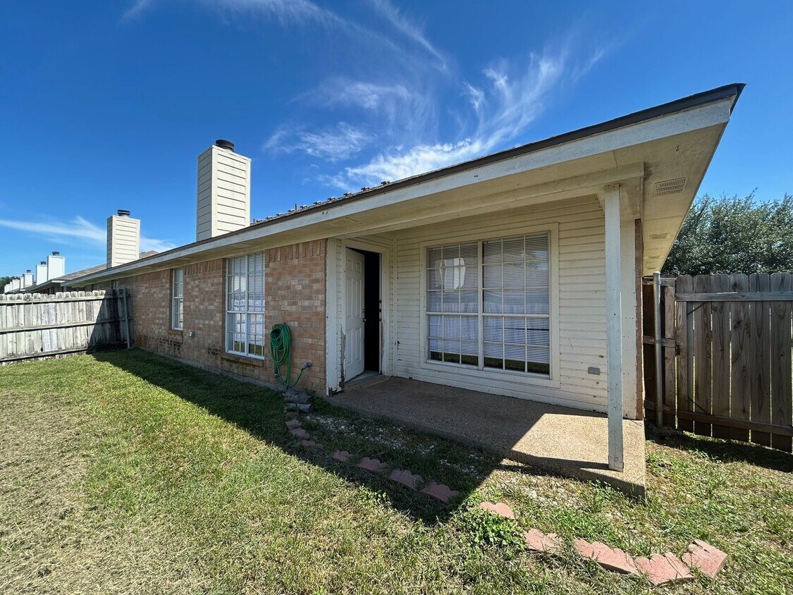 Primary Photo - 10100 Valencia Dr