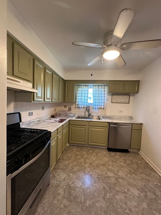 Building Photo - 1428 W Fargo Ave