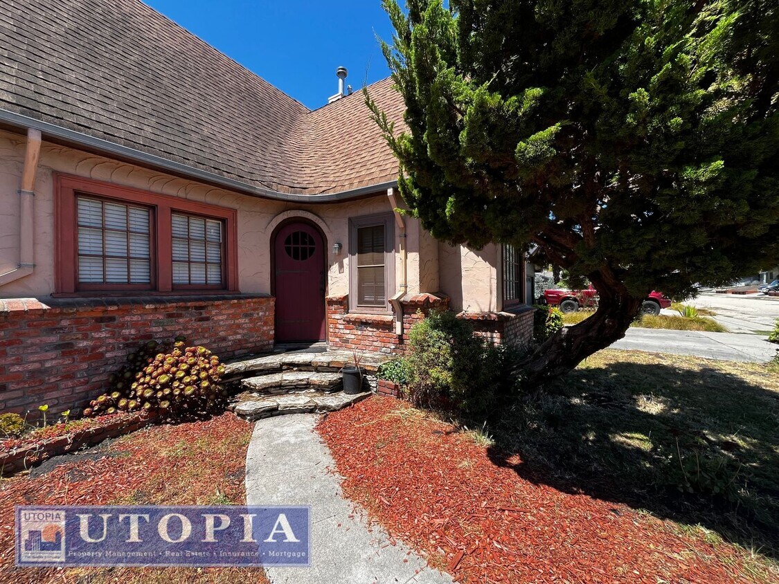 Primary Photo - Charming 3 Bedroom, 1.5 Bathroom close to ...