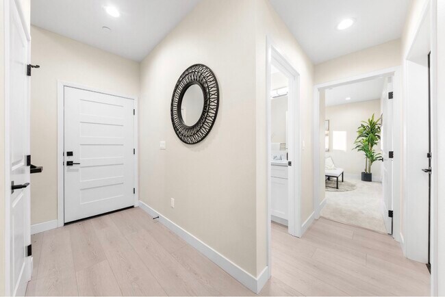 Foto del edificio - 648 W Grand Ave