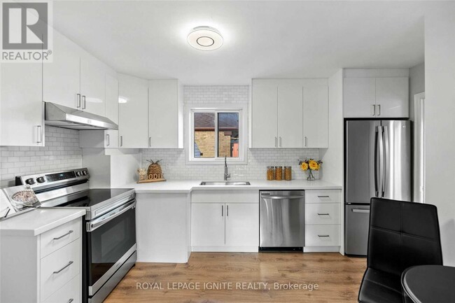 Building Photo - 35 Archwood Crescent