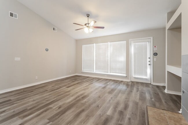 Building Photo - 2608 Hill Street Cove