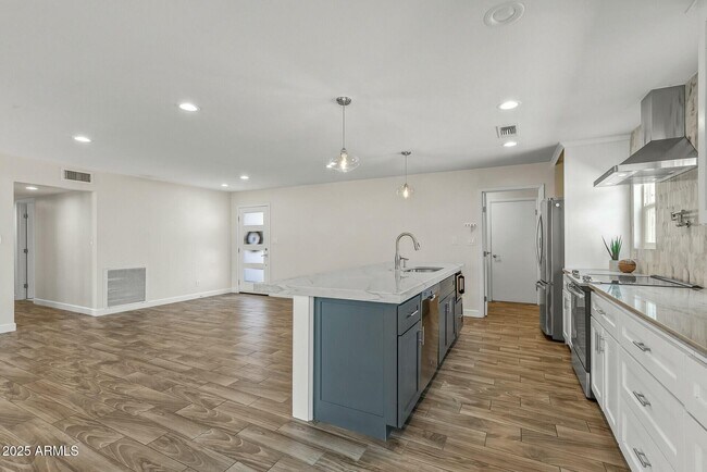 Building Photo - 5247 N 8th Pl