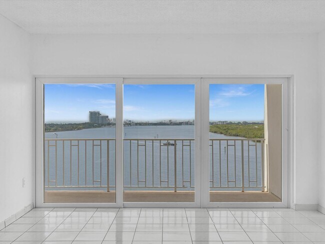 Building Photo - 500 Bayview Dr