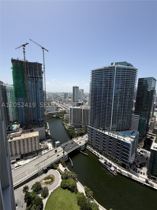Foto del edificio - 475 Brickell Ave