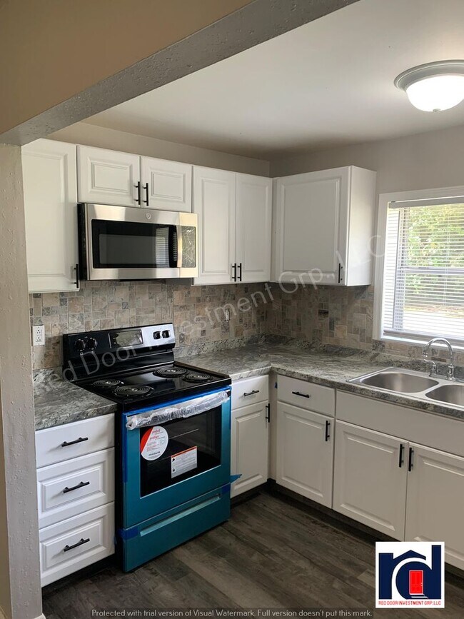 Building Photo - 2 Bedroom 1.5 Bath in the Heart of Downtow...