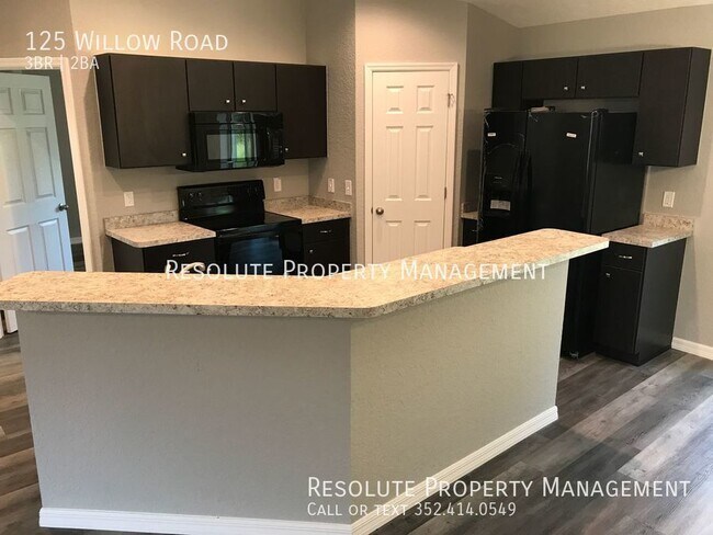 Building Photo - Like New 3/2 Home Located in The Shores