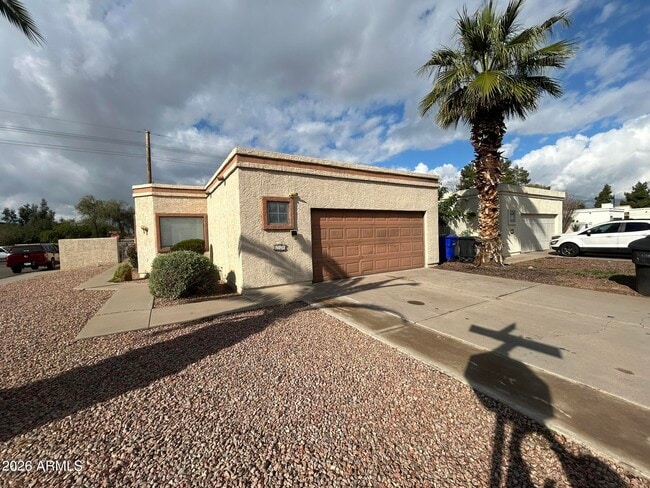 Building Photo - 2120 N Yucca Ct