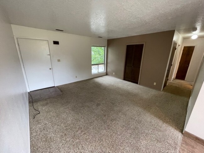 Building Photo - 69 1/2 N 200 W
