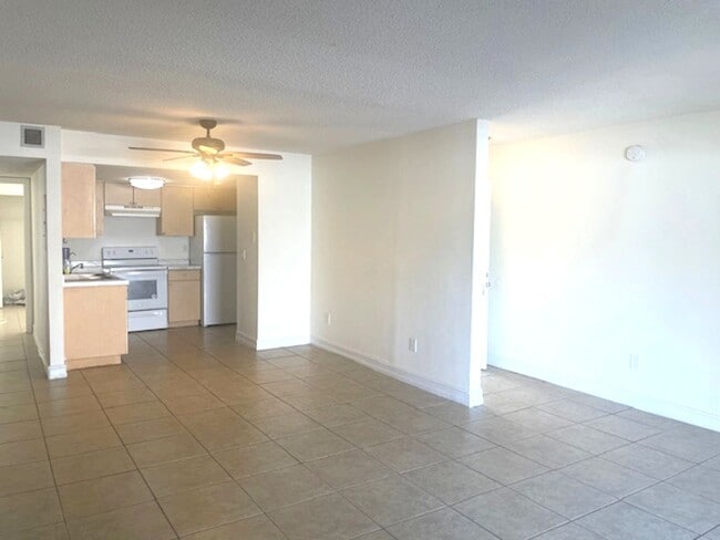Building Photo - Spacious 3BR/2BA Condo Near Siesta Key Beach – Amenities Included!