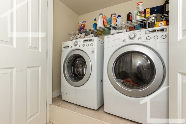 Foto del edificio - Parking Included, In-Unit Washer and Dryer, Stainless Steel Appliancess