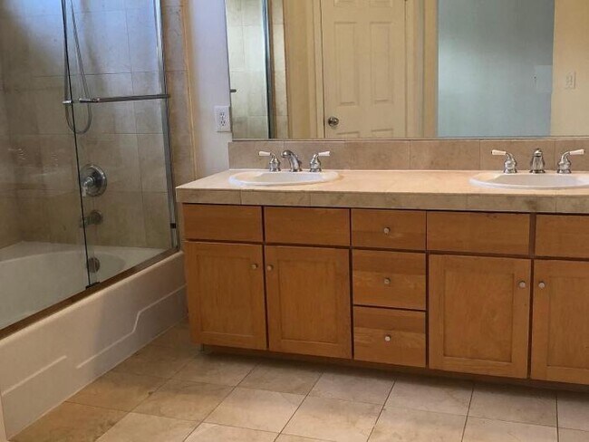 Building Photo - 4 bedroom in Menlo Park CA 94025