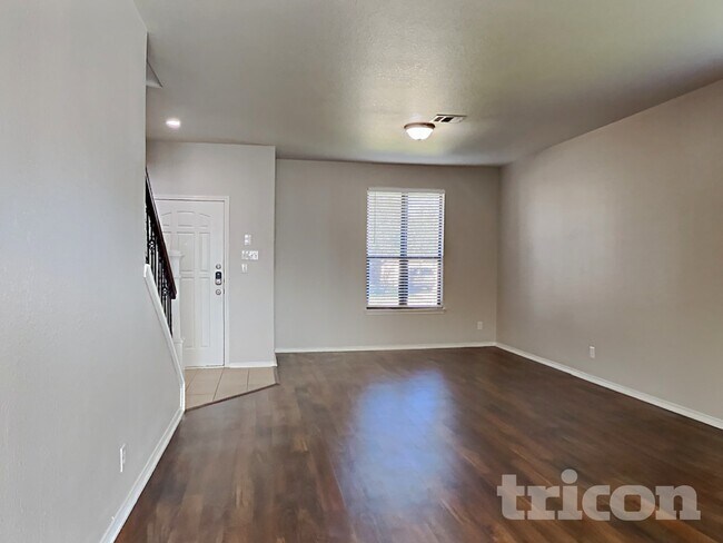 Foto del edificio - 320 Apricot Dr