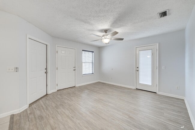 Foto del edificio - 3127 Douglas Rd