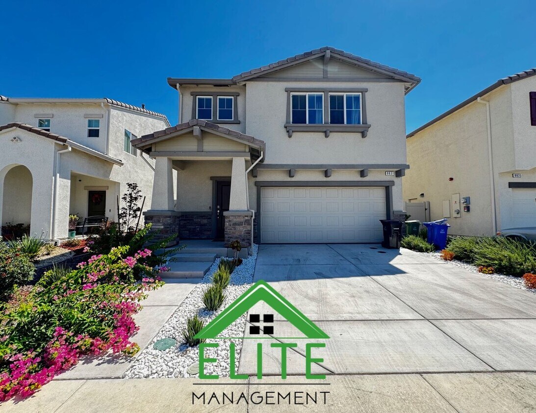 Foto principal - Spacious 4-Bedroom, 3-Bath Home in Prime E...