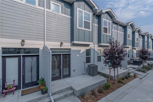 Building Photo - Beautiful Townhome in Lakewood