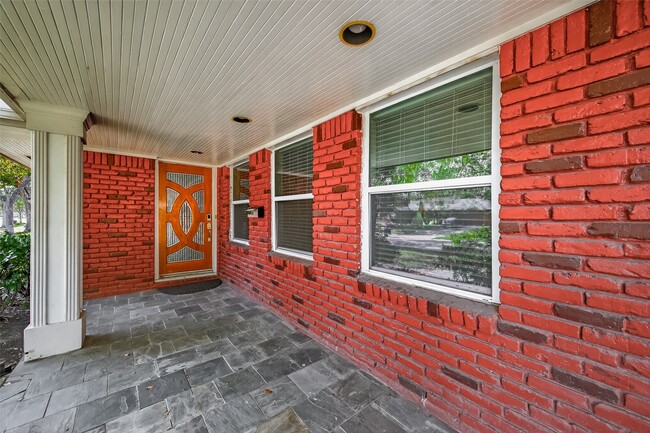 Building Photo - 5111 Creekbend Dr