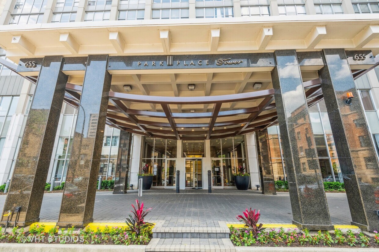 Foto principal - 655 W Irving Park Rd