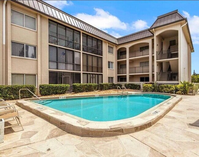 Foto del edificio - "Fully Renovated 2-Bed, 2-Bath Condo on Minutes from Siesta Key Beach