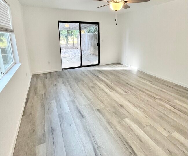 Building Photo - 435 Golf Cir W