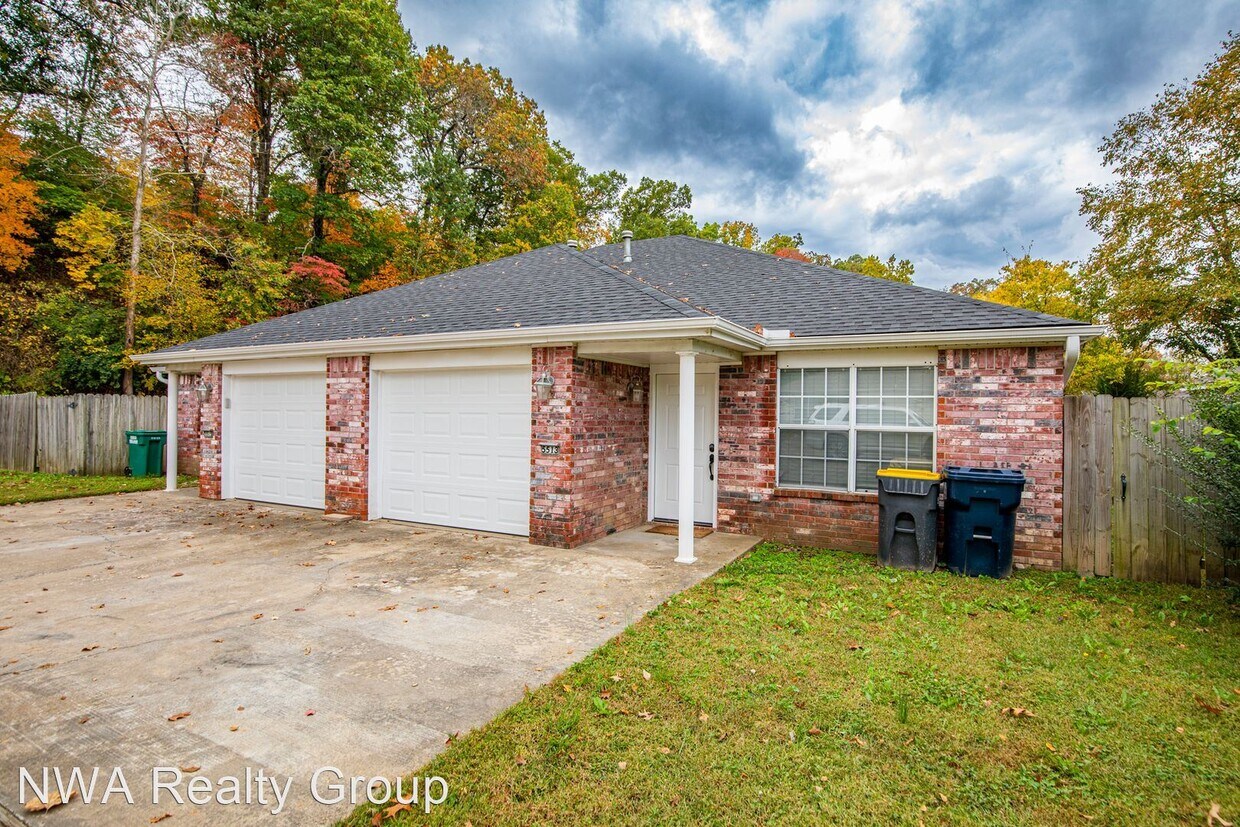 2 br, 1.5 bath House 5513 Staci Place House Rental in Springdale
