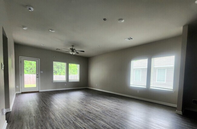 Building Photo - 4 bed 3 bath home in Walker