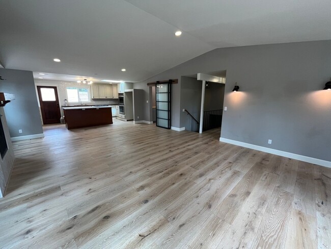 Building Photo - Amazing 4 Bed/3 Bath Home on One Acre with Large Shop – In Home Child Care Opportunity