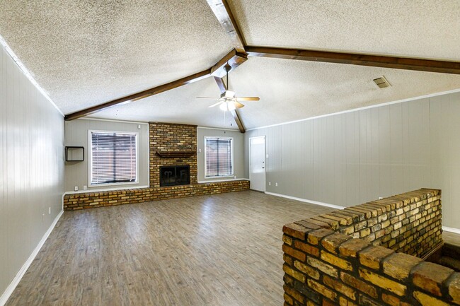 Building Photo - 3 bed 2 bath house with basement