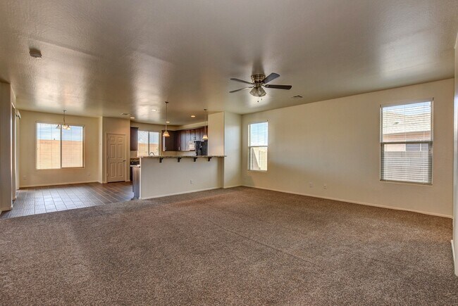 Foto del edificio - 3 Bedroom + a Den For Rent In Pronghorn Ra...
