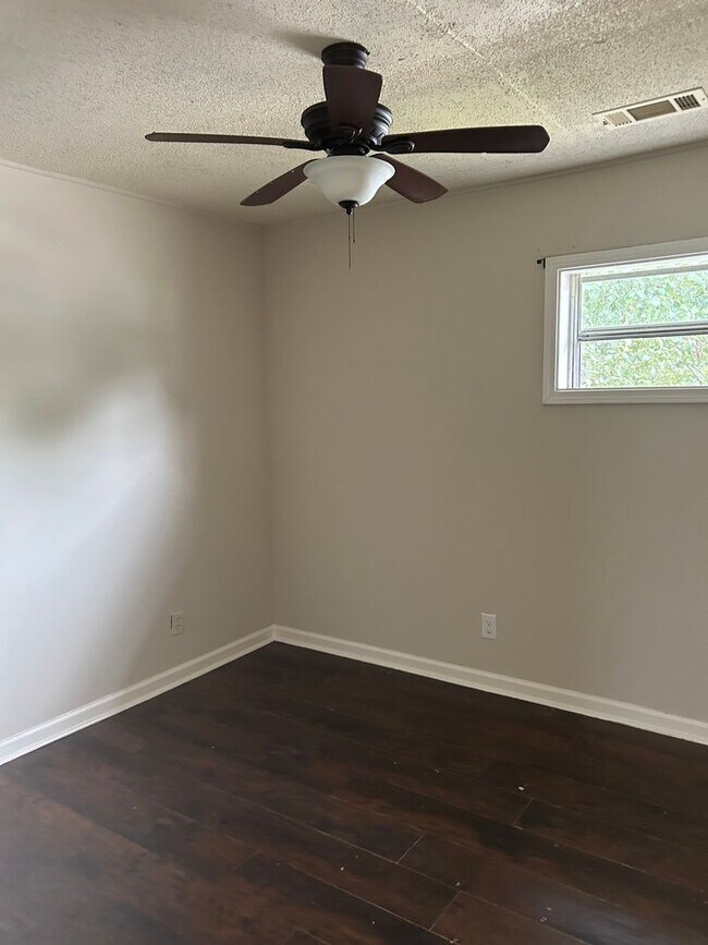 Foto del edificio - 4 BR 2 bath