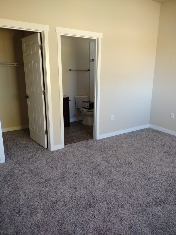 Building Photo - 689 E Clarion Dr