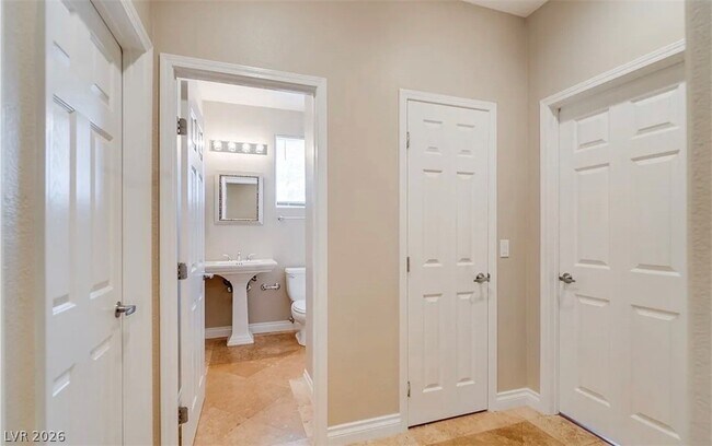 Building Photo - 2406 Paveene Ave